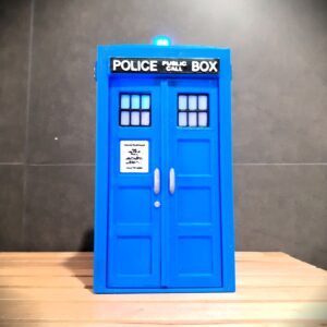 Deckbox TARDIS – Caja de almacenamiento inspirada en Doctor Who, diseño de la icónica cabina de policía azul.