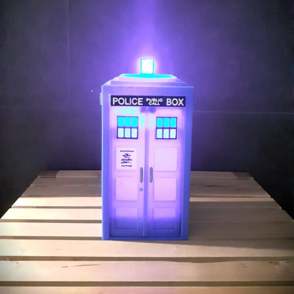 Deckbox Lámpara TARDIS – Caja de almacenamiento inspirada en Doctor Who con iluminación LED y diseño de la icónica cabina de policía azul.