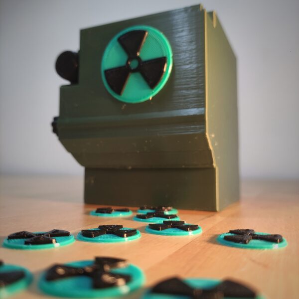 Deckbox Toploader inspirada en Fallout, con diseño de Pip-Boy y detalles en impresión 3D.