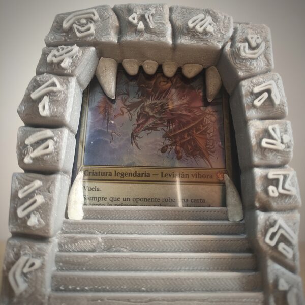 Detalle frontal de la Deckbox Toploader Howling Mine, inspirada en la icónica carta de Magic The Gathering.