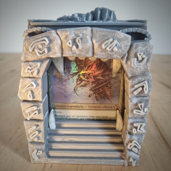 Deckbox Toploader Howling Mine con diseño inspirado en la emblemática carta de Magic The Gathering.