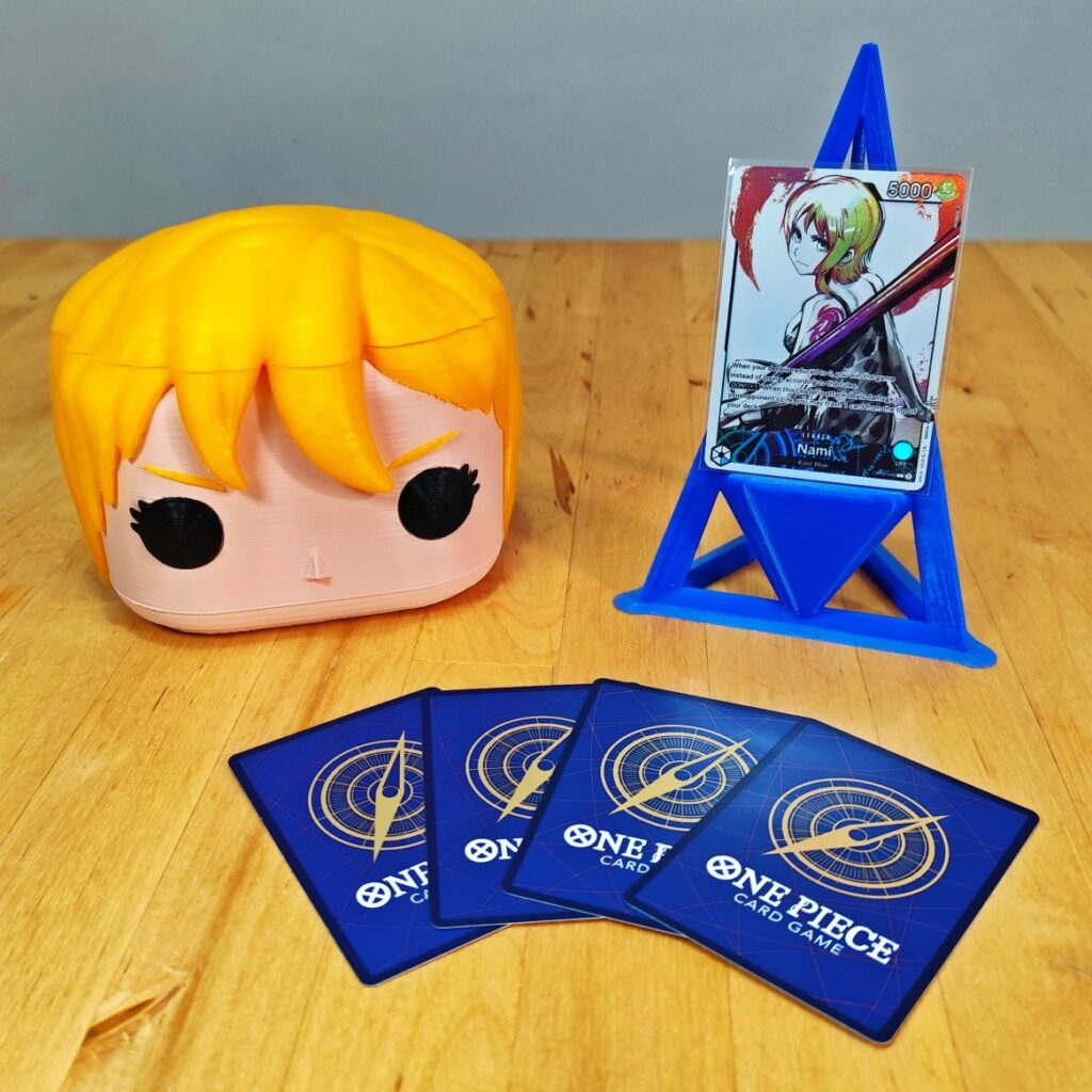 Deckbox Funko Pop Nami - One Piece TCG con cartas y soporte exhibidor.