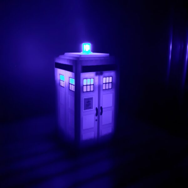 Deckbox TARDIS iluminada – Caja de almacenamiento para cartas TCG con luz LED inspirada en Doctor Who.