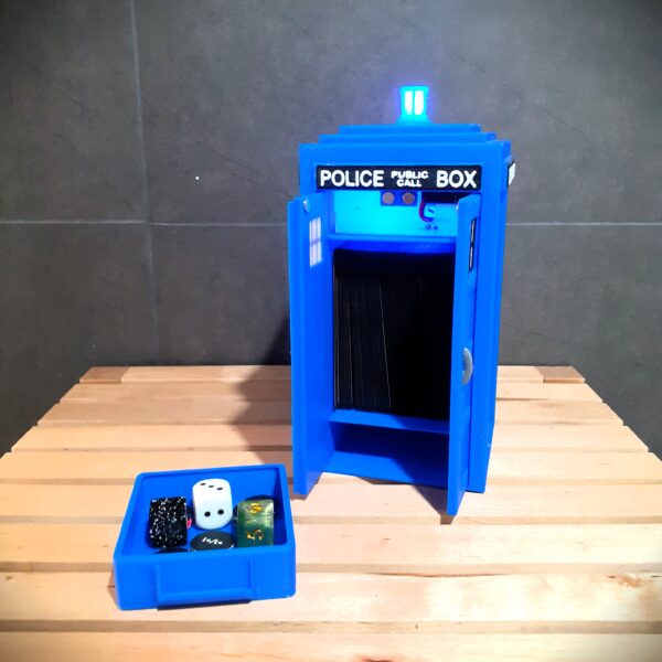 Deckbox TARDIS abierta con luz LED – Caja de almacenamiento para cartas TCG inspirada en Doctor Who.