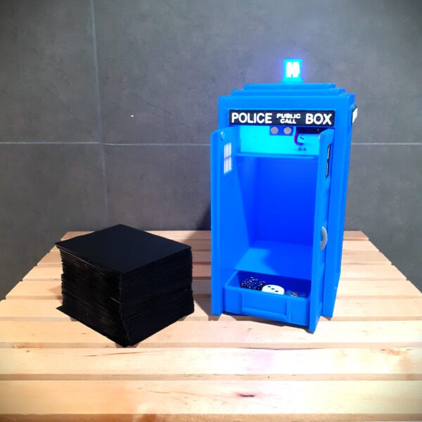 Deckbox TARDIS iluminada abierta con compartimento interno – Caja de almacenamiento para cartas TCG inspirada en Doctor Who.