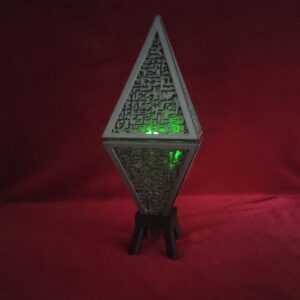 Deckbox Lámpara Hedron – Caja para cartas inspirada en Magic: The Gathering con iluminación LED verde.