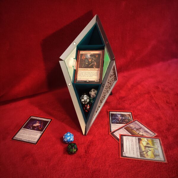 Deckbox Lámpara Hedron abierta – Caja para cartas inspirada en Magic: The Gathering con iluminación LED y diseño geométrico.