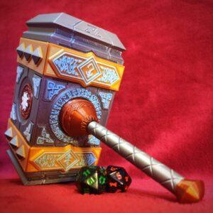 Deckbox Colossus Hammer – Caja organizadora de cartas TCG inspirada en Magic: The Gathering.