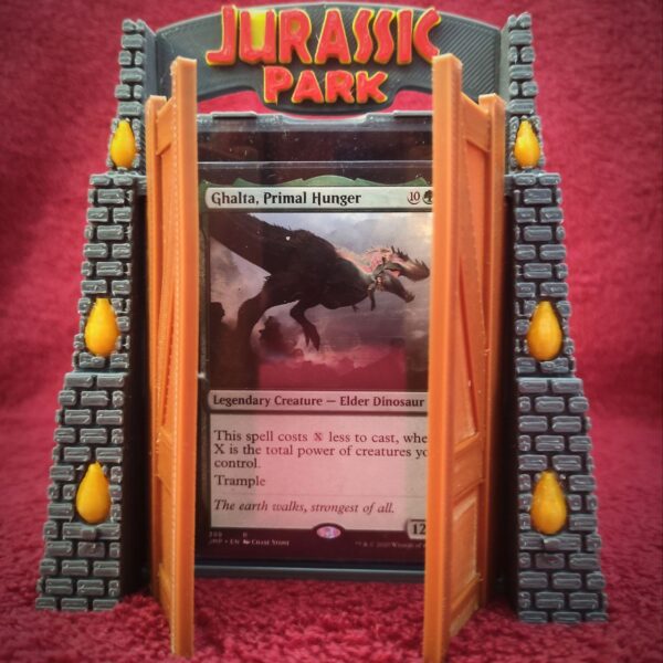 Deckbox Toploader inspirada en Jurassic Park con carta en exhibición. Diseño exclusivo en impresión 3D.