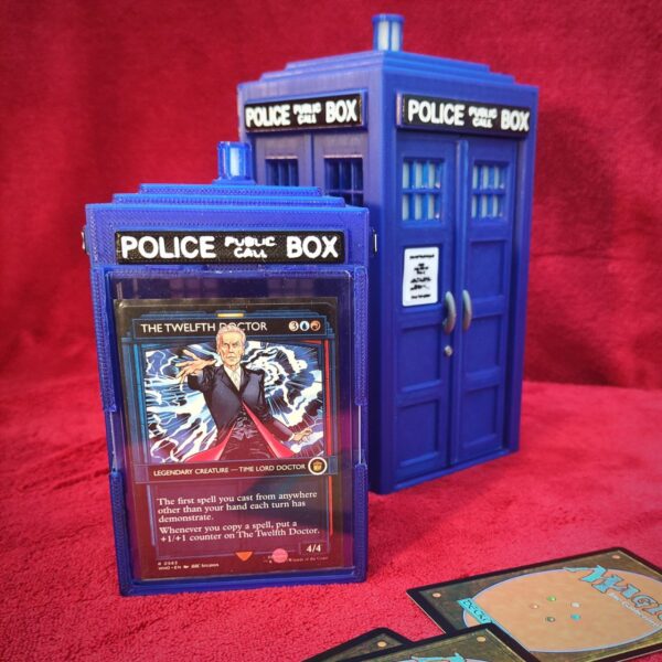 Deckbox TARDIS doble – Caja protectora inspirada en Doctor Who para cartas TCG. Diseño en impresión 3D con compartimentos funcionales, ideal para Magic: The Gathering y otros juegos de cartas coleccionables.