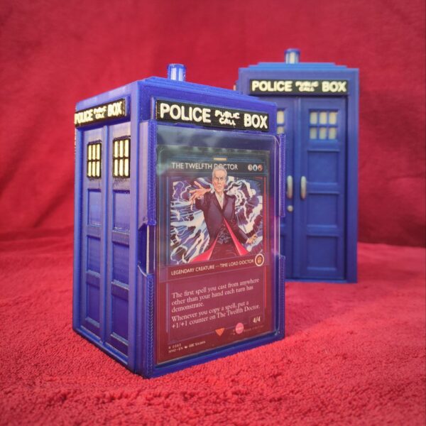 Comparación Deckbox TARDIS Toploader y Lámpara TARDIS – Diseño en impresión 3D inspirado en Doctor Who. Protección para cartas TCG y luz decorativa.