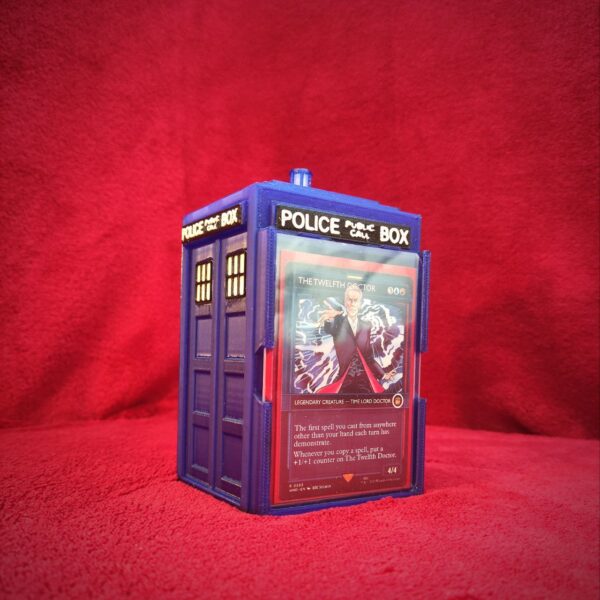 Deckbox TARDIS – Caja protectora inspirada en Doctor Who para cartas TCG. Diseño en impresión 3D, ideal para Magic: The Gathering y otros juegos de cartas coleccionables.