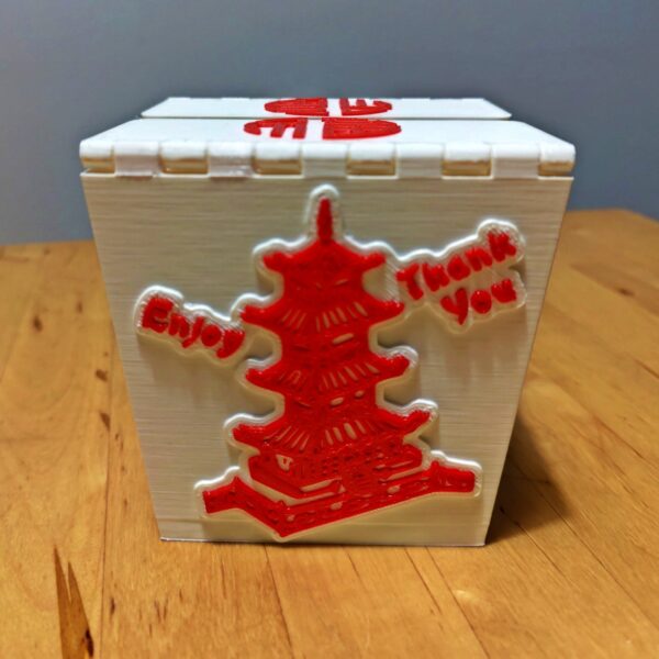 Vista frontal de la deckbox estilo caja de comida china con figura de castillo rojo