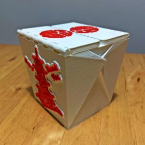Vista lateral de la deckbox con diseño de caja de comida china y símbolos orientales