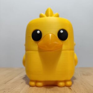 Vista frontal de la deckbox Chocobo Baby inspirada en Final Fantasy, diseño compacto y adorable para cartas TCG.