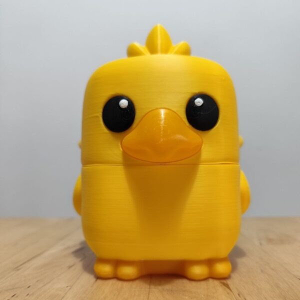 Vista frontal de la deckbox Chocobo Baby inspirada en Final Fantasy, diseño compacto y adorable para cartas TCG.