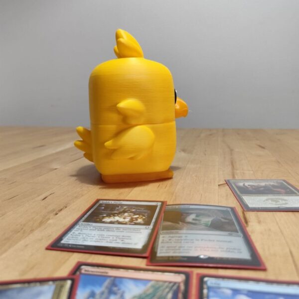Vista trasera de la deckbox Chocobo Baby inspirada en Final Fantasy, mostrando los detalles del diseño 3D.