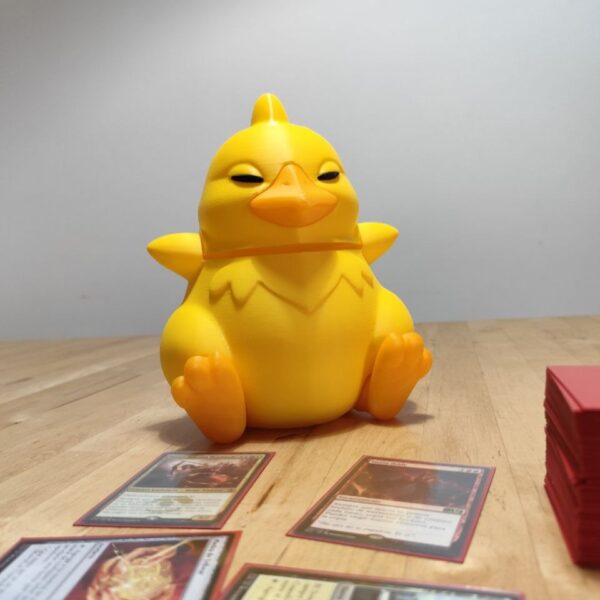 Deckbox Fat Chocobo con cartas de Magic en primer plano