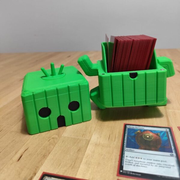 Deckbox Cactilio abierta con mazo de cartas y carta de Magic en primer plano.