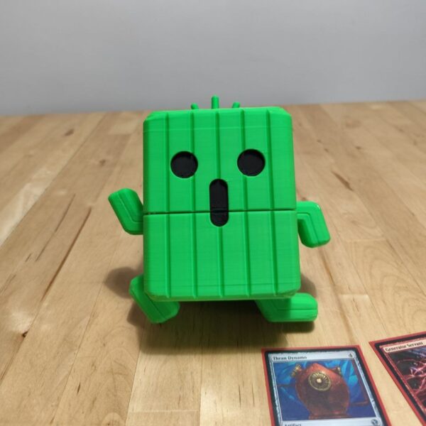 Deckbox Cactilio cerrada con cartas TCG al frente, vista desde arriba.