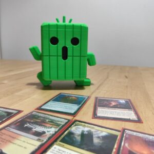 Deckbox Cactilio abierta mostrando cartas TCG y diseño frontal con expresión simpática.
