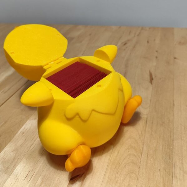 Vista superior de la deckbox Fat Chocobo con la tapa abierta mostrando cartas en su interior