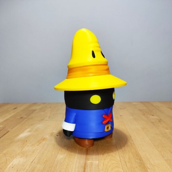 Vista trasera de la deckbox de Vivi Ornitier inspirada en Final Fantasy, impresa en 3D.