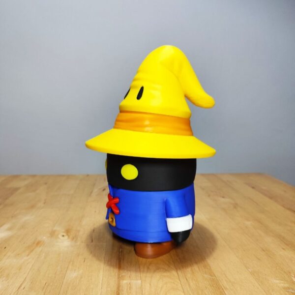Vista lateral de la deckbox 3D inspirada en Vivi Ornitier, personaje de Final Fantasy.