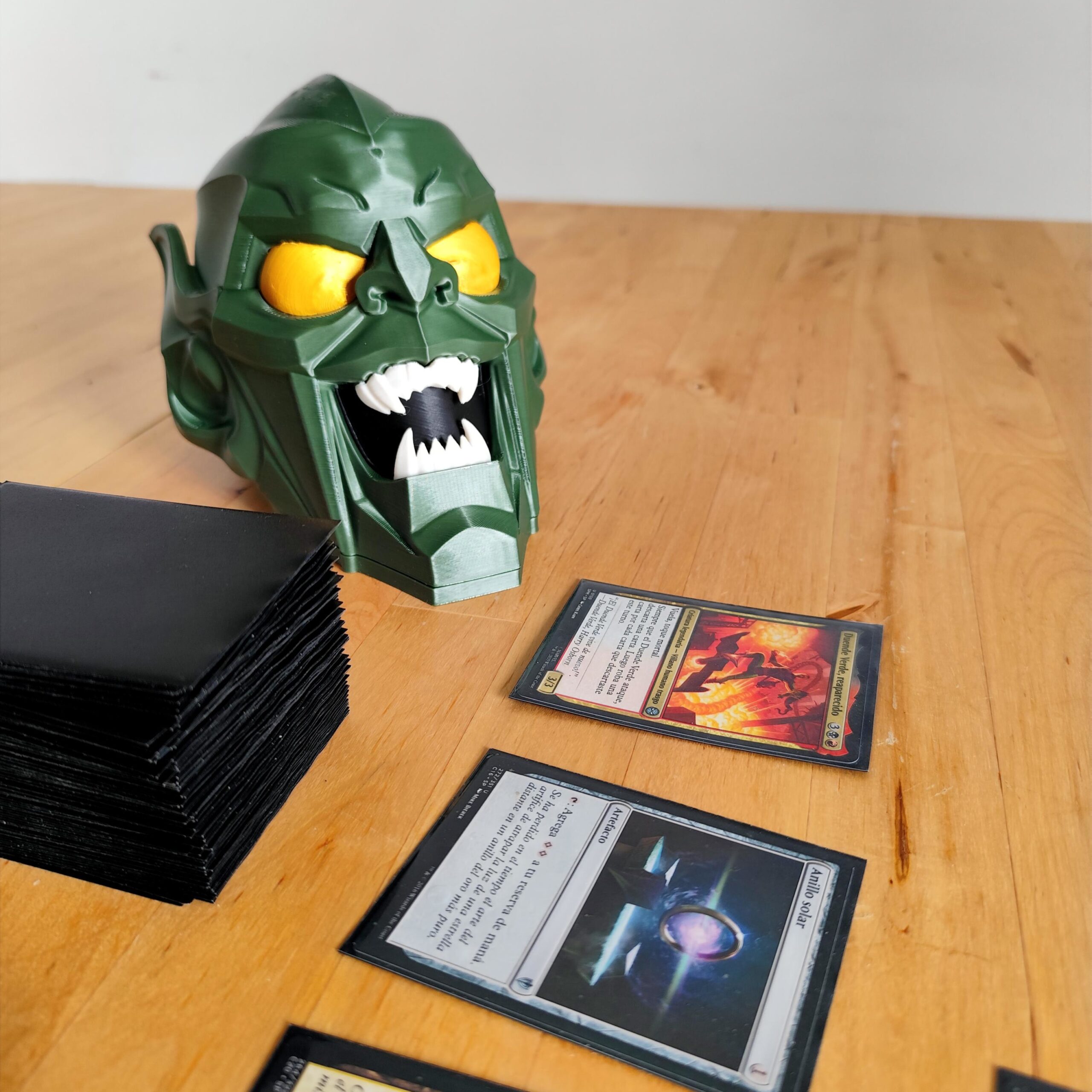 Deckbox Green Goblin abierta con cartas de Magic the Gathering Commander EDH