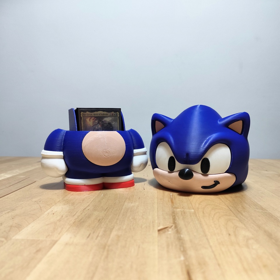 Deckbox inspirada en Sonic the Hedgehog en 3D, perfecta para proteger y organizar cartas coleccionables.